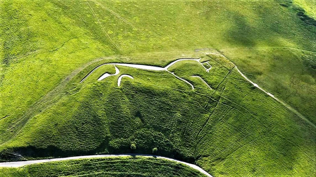 Você sabia que o cavalo branco de Uffington sobreviveu intacto por